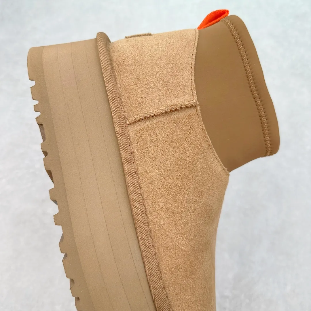 Pick up locally💰520 UGG 8170 classic autumn and winter sheepskin and fur integrated snow boots. Private order price and ingenious positioning. Direct supply from Sangpo eight-year-old factory. Reject high profits. Differentiate pig-killing version. Longfeng A-grade Australian imported sheepskin and fur integrated. Fully follow the ZP process. OEM original pattern maker. Adhere to no original shoes and no development options. Pay attention to every detail. The most authentic version on the market. TREADLITE "light wing" technology outsole. Lightweight/durable/flexible/pile-type suede upper, fine skin-friendly recycled polyester fiber piping, comfortable and easy to care for, good warmth retention, UGG plush™ lining and insole, soft and skin-friendly, comfortable and warm, classic shoe shape with lightweight thick sole, stable and fashionable for autumn and winter street style, Treadlite by UGG light wing outsole, light cushioning, reducing the burden on your feet, comfortable and lightweight, helping you to play easily all day long. Size: 35 36 37 38 39 40 41 Coding: by3936000